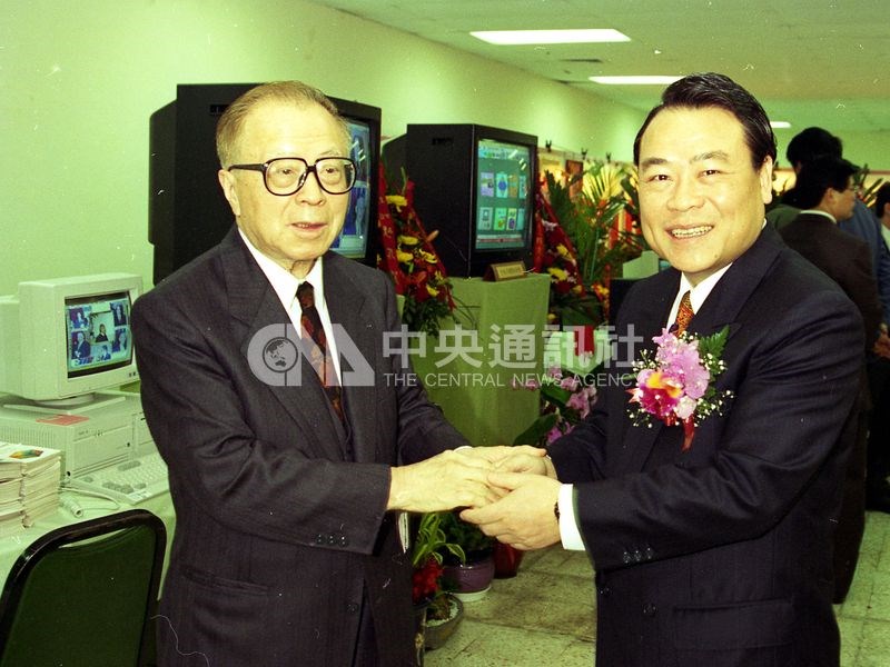 葉明勳(左)應邀出席中央社70週年社慶,與當時的社長唐盼盼(右)合影。(中央社檔案照片)