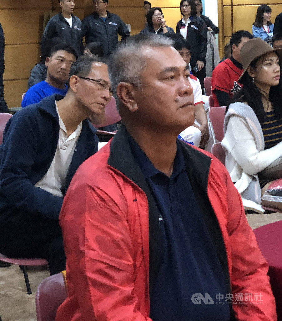 中職中信兄弟隊王威晨在世界12強棒球賽表現亮眼,獲選大會最佳三壘手,王威晨爸爸、退役球星王光輝(前)看在眼裡很驕傲,王光輝20日直言:「他真的非常努力,已經比我行了啦」。中央社記者謝靜雯攝 108年11月20日