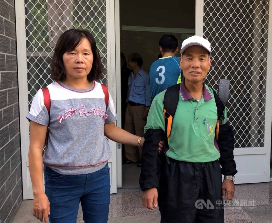 台塑一名60歲宋姓員工(右)10日獨自駕車到屏東登山後失聯,親友及消防人員出動搜尋多日未果,20日他在來義鄉和春日鄉交界的七佳溪河床被來義鄉民發現,將他送下山,宋男意識清楚,身上沒有明顯外傷。(民眾提供)中央社 108年11月20日