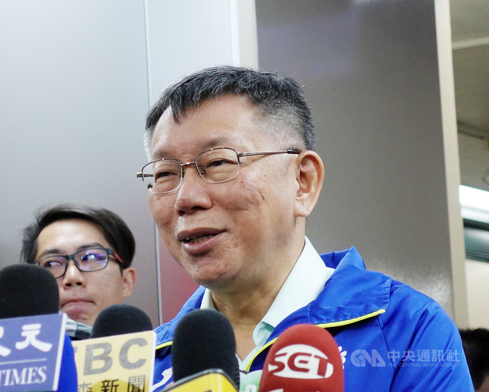親民黨20日公布不分區立委名單,鴻海集團創辦人郭台銘幕僚劉宥彤名列第4、蔡沁瑜列第9。台北市長柯文哲(前)上午受訪指出,名單沒有特別好或不好,但稱郭台銘未蒙其利,先受其害。中央社記者梁珮綺攝 108年11月20日