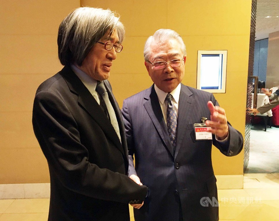 三三會20日舉行例會,邀請PCHome董事長詹宏志(左)以「新貿易國:跨境電商帶來的啟發」為題演講;三三會理事長許勝雄(右)會前接受採訪時說,台商資金哪來不重要,重點是投資是否增加、投資環境是否變好。中央社記者蔡芃敏攝 108年11月20日