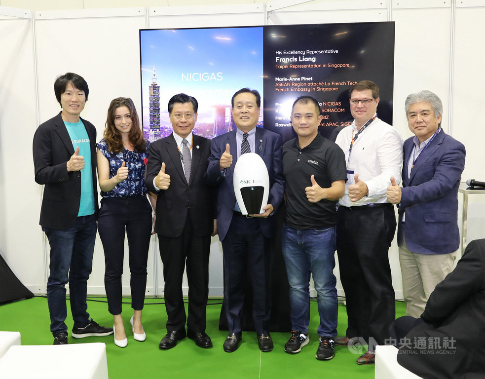 物聯網時代來臨,台灣新創業者宣布橫跨台日法3國共5家業者合作案,透過智慧型瓦斯表讀表器,搶下85萬件訂單,圖為駐星代表梁國新(左3)和業者等人合影。中央社記者黃自強新加坡攝 108年11月20日