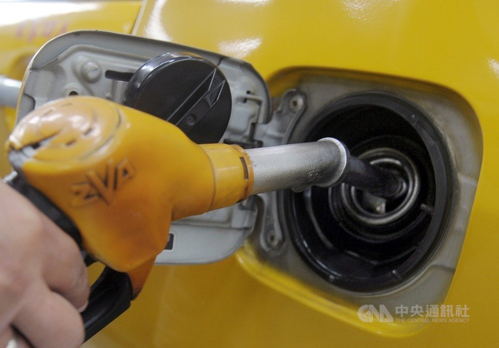 汽油價格預估自25日起每公升將微幅調降新台幣0.1元,95無鉛汽油每公升28.2元,柴油價格維持不變。(中央社檔案照片)