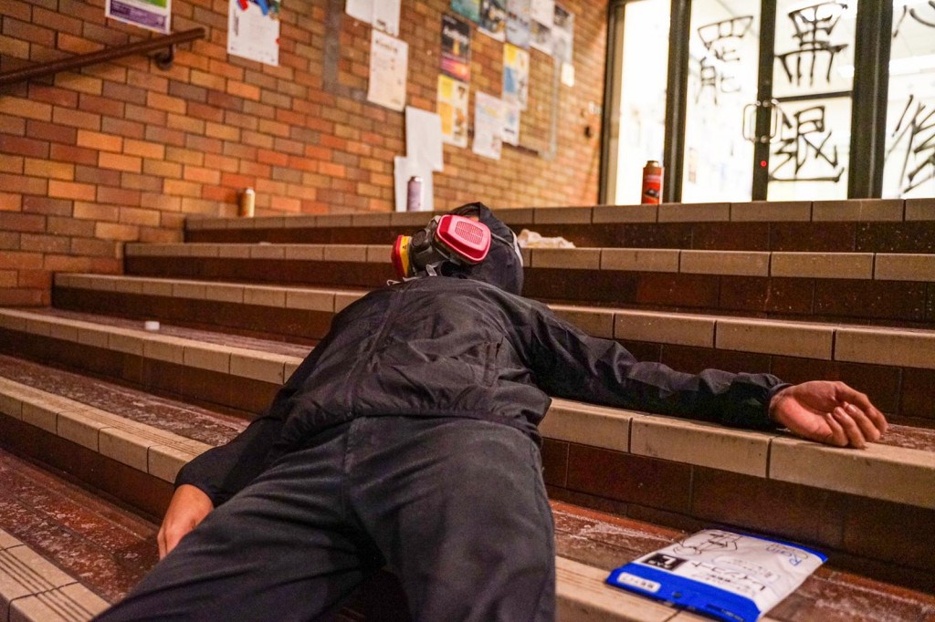 港警21日持續包圍香港理工大學,有人說,校內很多留守者情緒崩潰,表示自己能撐多久是多久。(眾新聞提供)