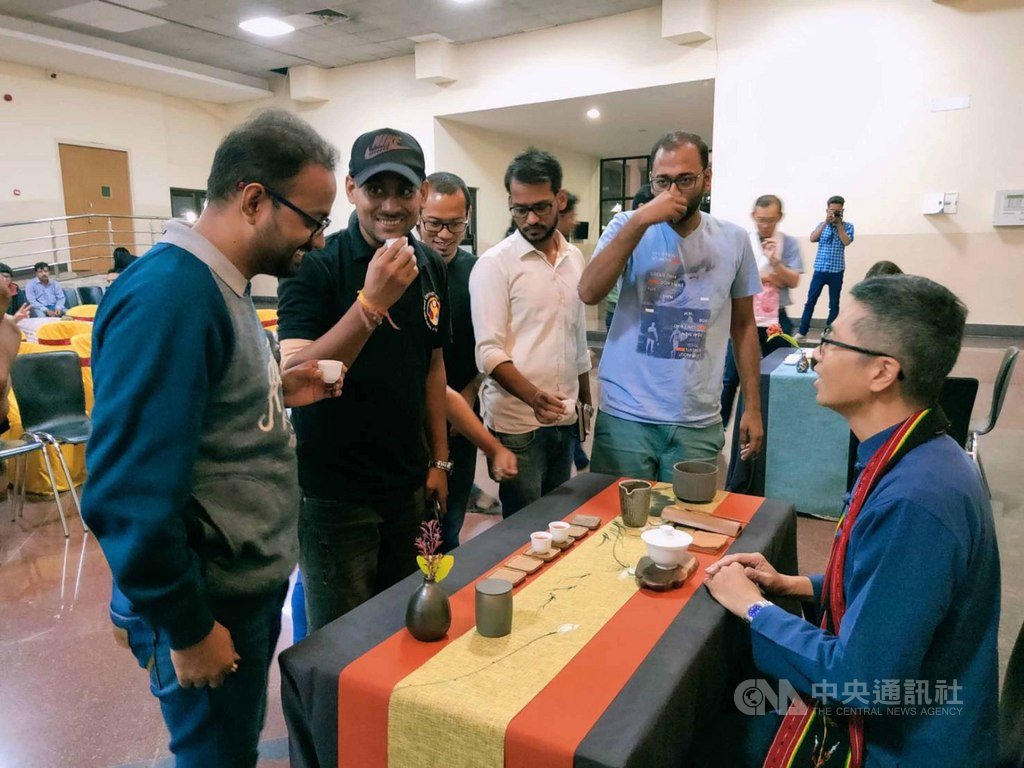 台灣茶產學代表團訪問阿薩姆省的印度理工學院古瓦哈蒂分校時,台灣茶產業者分享茶文化。(駐印度代表處教育組提供)中央社記者康世人新德里傳真 108年11月21日