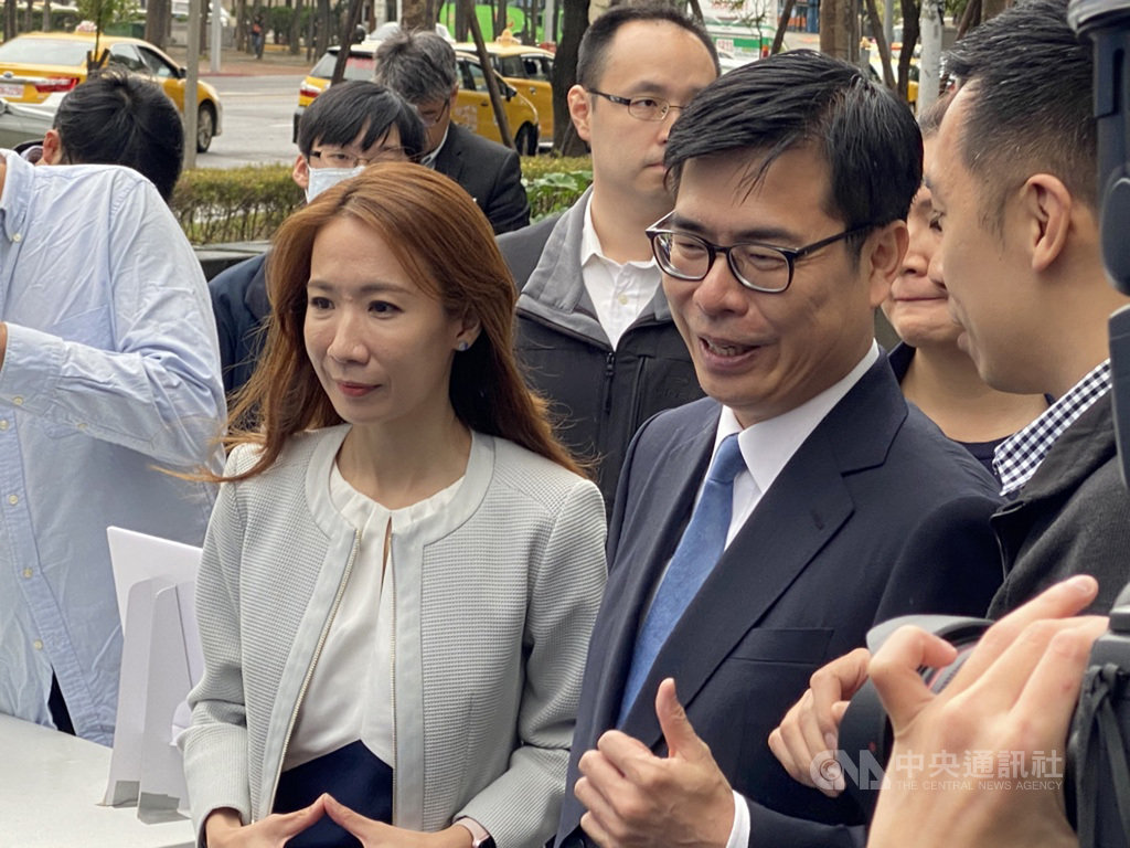 Facebook(臉書)21日舉行由大型卡車改造的數位公民行動教室啟動記者會,行政院副院長陳其邁(右)與Facebook台灣及香港總經理余怡慧(左)一起體驗。中央社記者吳家豪攝 108年11月21日
