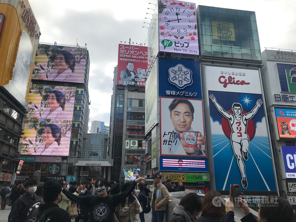 台南市政府砸重金租下日本大阪道頓堀地標「跑跑人」旁的數位看板,18日起播放台南景點和農特產的影片,為期1週。(台南市政府提供)中央社記者張榮祥台南傳真 108年11月21日