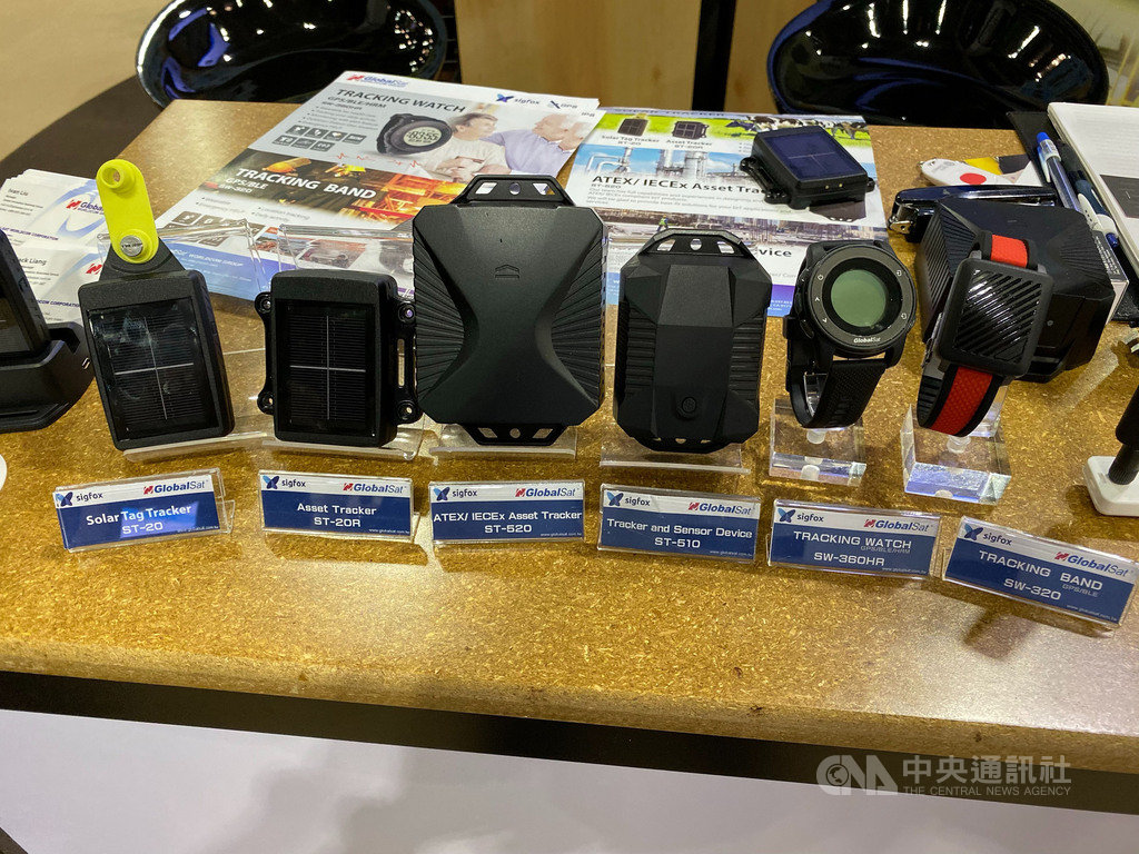 物聯網時代來臨,台灣業者展示應用於銀髮族的GPS心律手錶等應用裝置,追蹤掌握老人健康狀況。中央社記者黃自強新加坡攝 108年11月21日