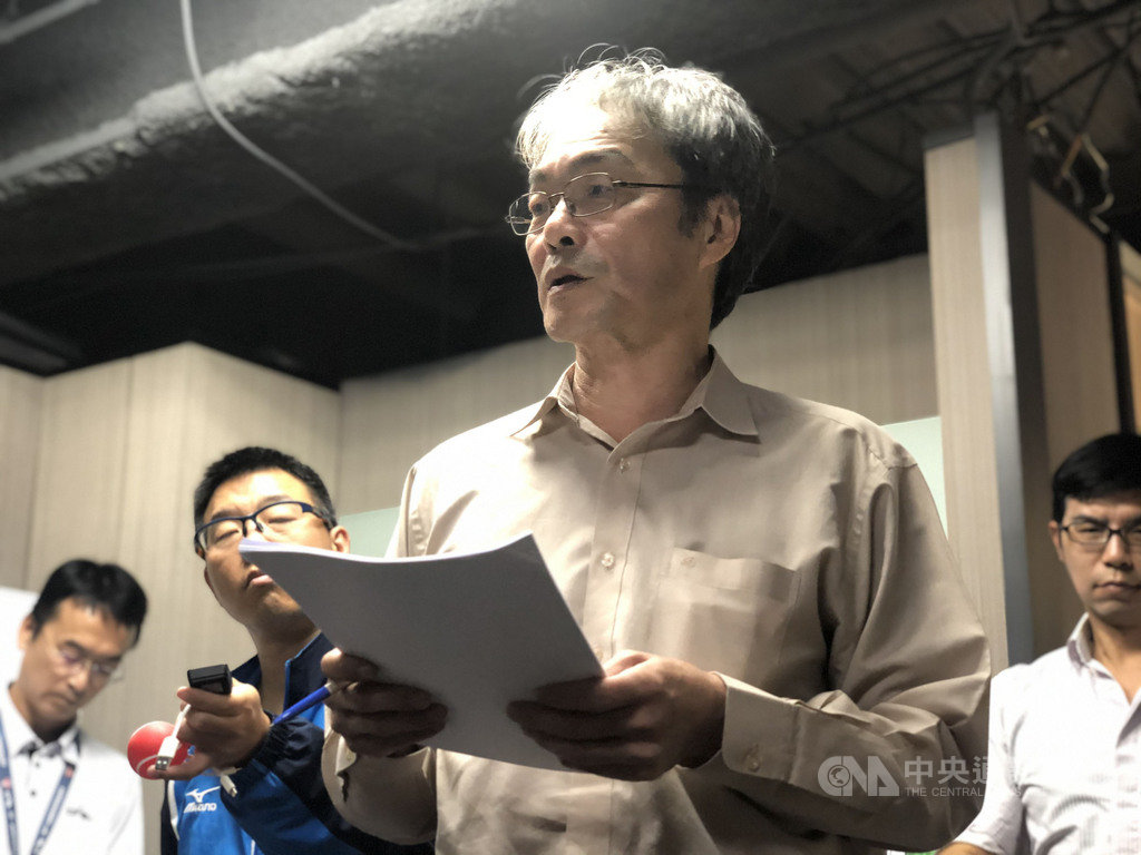 中華職棒21日召開領隊會議,中職各隊與聯盟取得共識,透過中職年資滿3個球季,取得旅外球員資格旅外的球員,結束旅外生涯後,需回歸中職母隊,待補足中職8個球季年資,才會成為自由球員。圖為中職副秘書長王惠民。中央社記者謝靜雯攝 108年11月21日