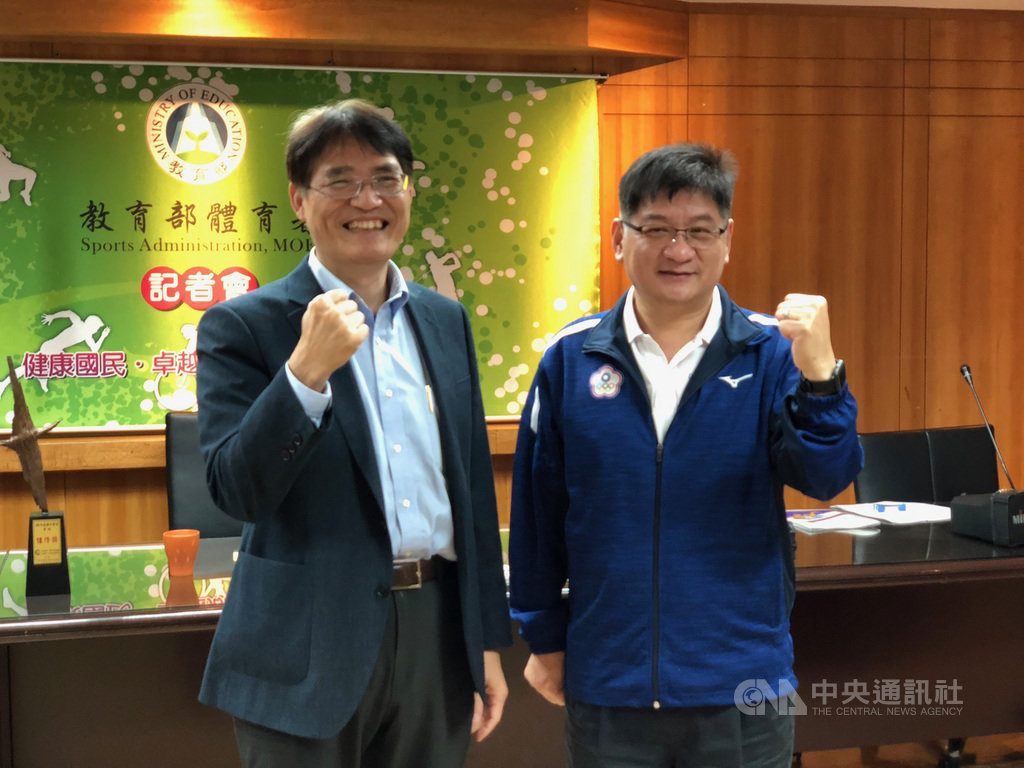 108年度國光體育獎章年度頒獎典禮29日將登場,體育署21日表示,舉重女將郭婞淳囊括9項獎章,獲新台幣600萬元獎金。左為體育署長高俊雄。中央社記者黃巧雯攝 108年11月21日