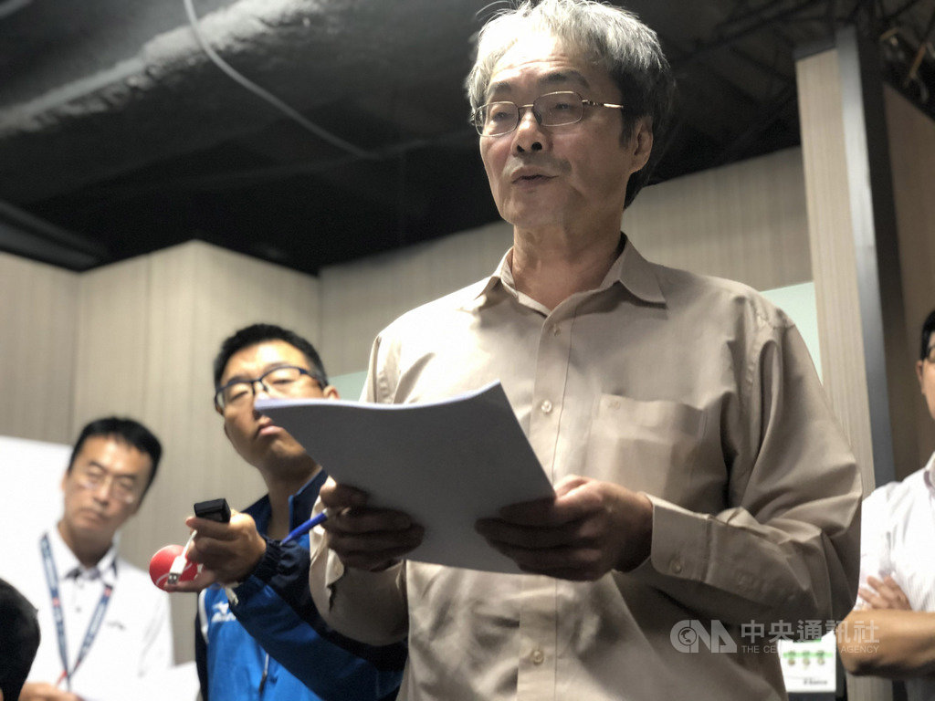 中華職棒21日召開領隊會議,明年因為有奧運最終資格賽6搶1,賽程如何規劃還沒有定案,會中確定放寬洋將註冊人數至4人,至於味全龍隊擴編選秀,中職副秘書長王惠民(前)表示,最快28日會有結果。中央社記者謝靜雯攝 108年11月21日