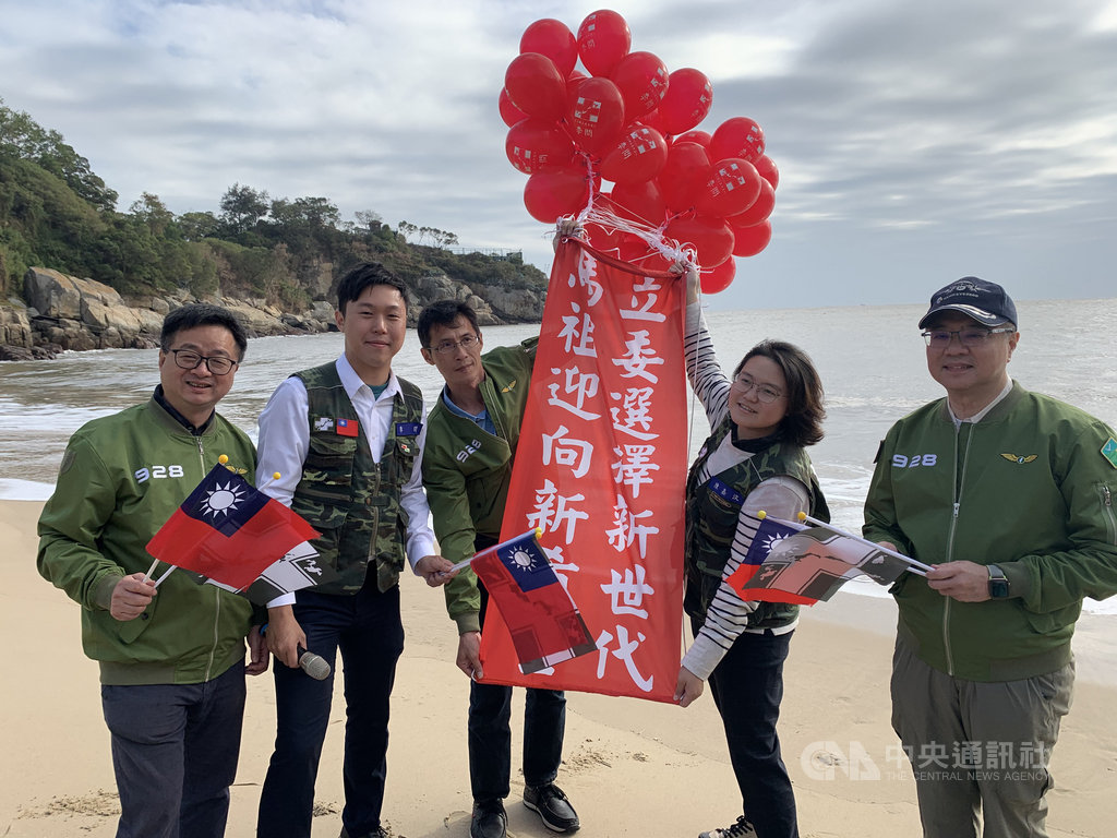 民進黨主席卓榮泰(右1)、秘書長羅文嘉(左1)21日前往馬祖,為黨籍立委參選人李問(左2)輔選,拉抬聲勢。中央社 108年10月21日
