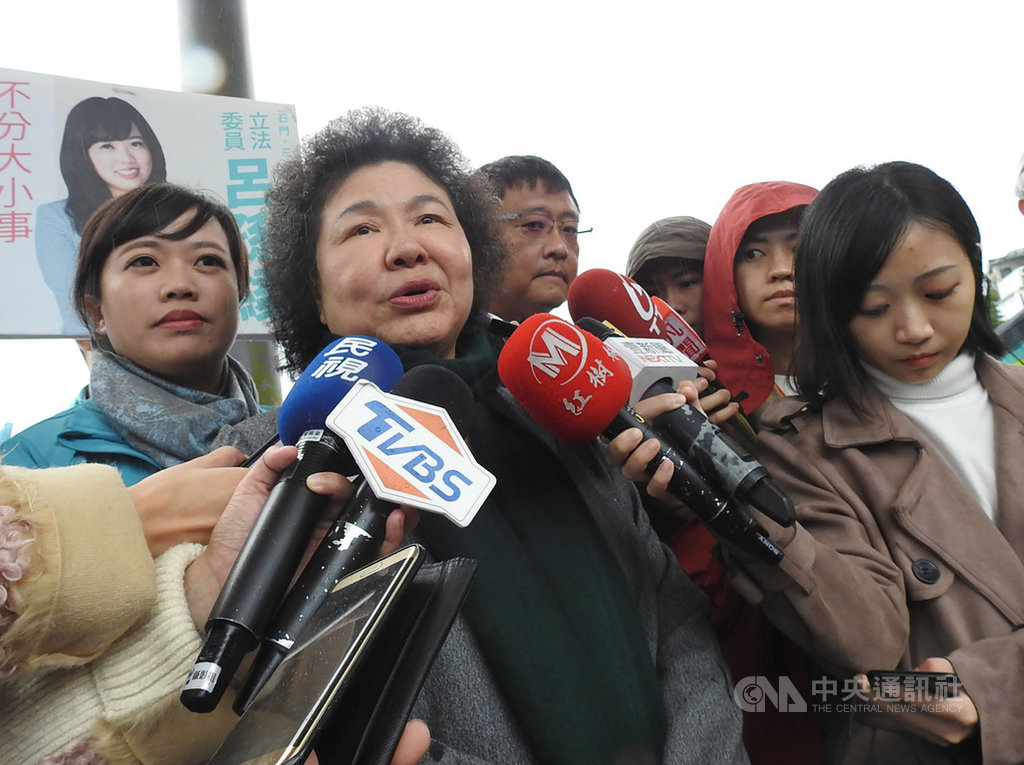 總統府秘書長陳菊(左2)21日下午到淡水幫立委參選人呂孫綾(左)輔選時受訪表示,呂孫綾的民調雖領先其他參選人,但贏得太少,因此她特地請假來幫呂孫綾加油。中央社記者王鴻國攝 108年11月21日