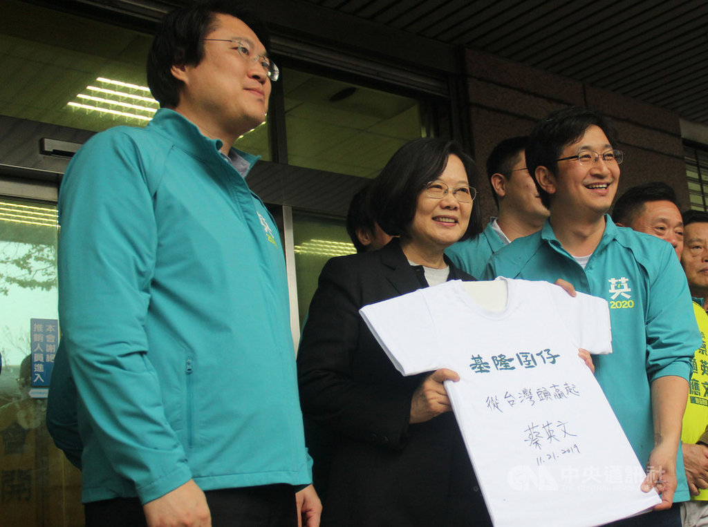 總統蔡英文(中)、基隆市長林右昌(左)等人21日下午1時許陪同爭取連任的民主進步黨立法委員蔡適應(前右)前往基隆市選舉委員會登記參選立委,蔡總統並在印有「基隆囝仔」的T恤寫下「從台灣頭贏起」。中央社記者王朝鈺攝 108年11月21日