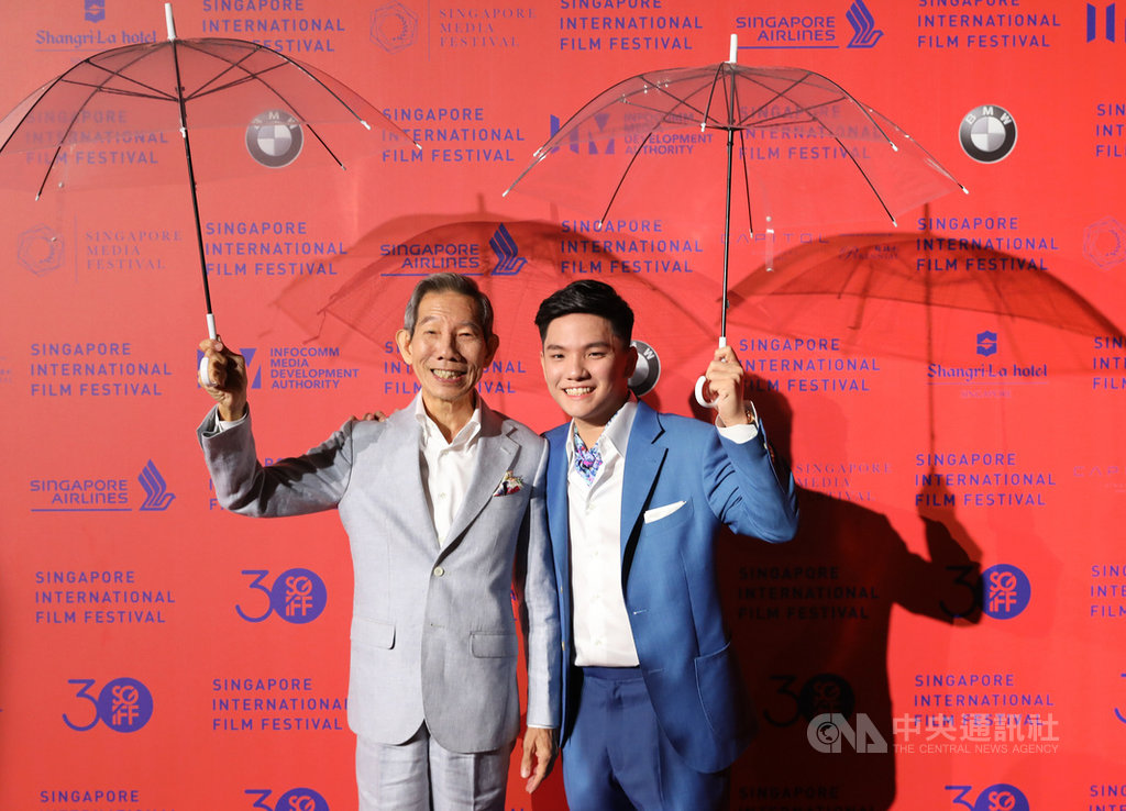第30屆新加坡國際電影節開幕,由陳哲藝導演的「熱帶雨」是這次電影節的開幕片,熱帶雨的主要演員楊世彬(左)和許家樂(右)特別持雨傘走秀紅地毯。中央社記者黃自強新加坡攝 108年11月21日