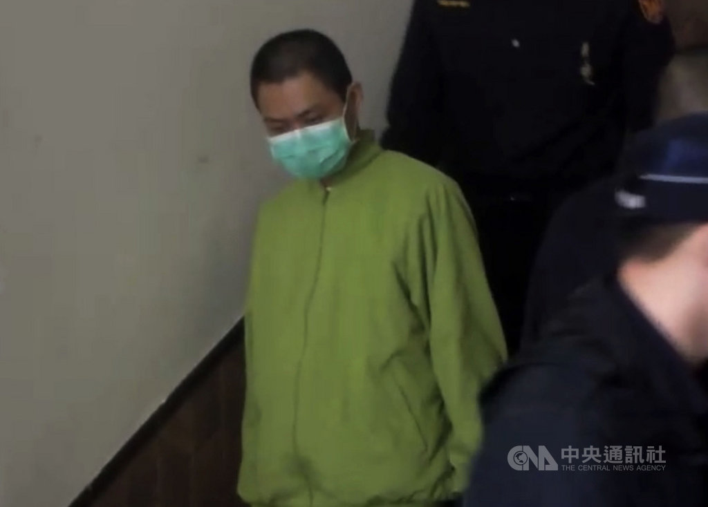 男子駱奕豪被控不滿何姓男子與魯姓前女友相戀,夥同3名友人擄走殺害何男,再棄屍公墓,二審高院21日仍判駱男無期徒刑。圖為駱男聆判後還押。中央社記者劉世怡攝 108年11月21日