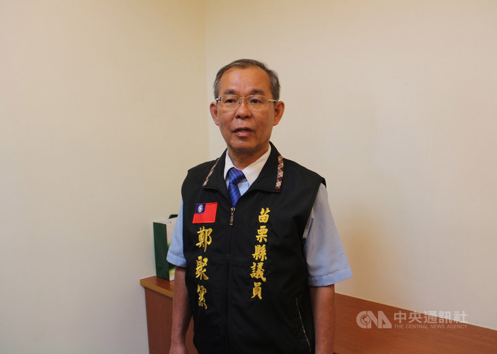 苗栗縣議員鄭聚然20日質詢時要求教育處加強宣導禮義廉恥,「不要不懂,後來臉部神經發生問題」;時代力量議員曾玟學質疑是在嘲諷行政院長蘇貞昌,批評「非常惡劣」。圖為鄭聚然今年6月時針對說出「給錢就是爸媽」一事進行說明。中央社記者管瑞平攝 108年11月21日
