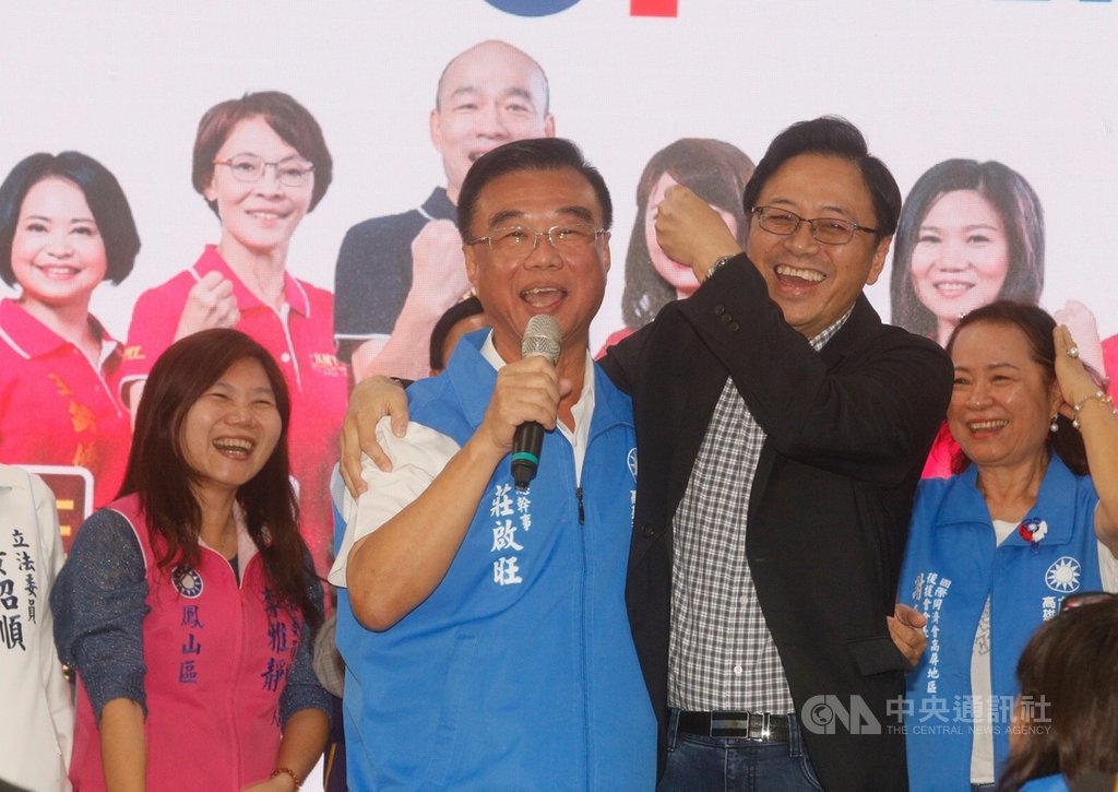 國民黨副總統參選人張善政(前右)21日下午到高雄出席國際同濟會活動,帶頭主持喊口號的國民黨高雄市黨部主委莊啟旺(前左)將「張善政凍蒜」誤喊成「張麗善凍蒜」,張善政錯愕尷尬,開玩笑作勢要打莊啟旺。中央社記者董俊志攝 108年11月21日