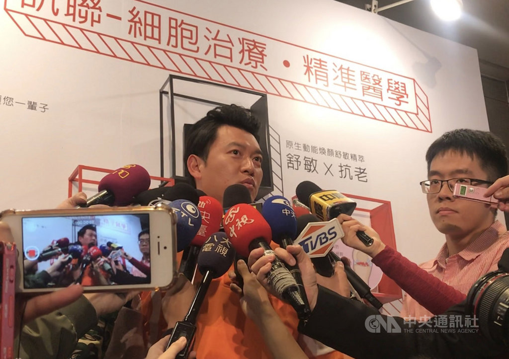 美職馬林魚隊台灣左投陳偉殷遭指定讓渡。前旅美投手王建民(左)21日以過來人身分鼓勵陳偉殷,建議心境上應正面思考、繼續努力,把打擊轉化成向前的力量。中央社記者張茗喧攝 108年11月21日