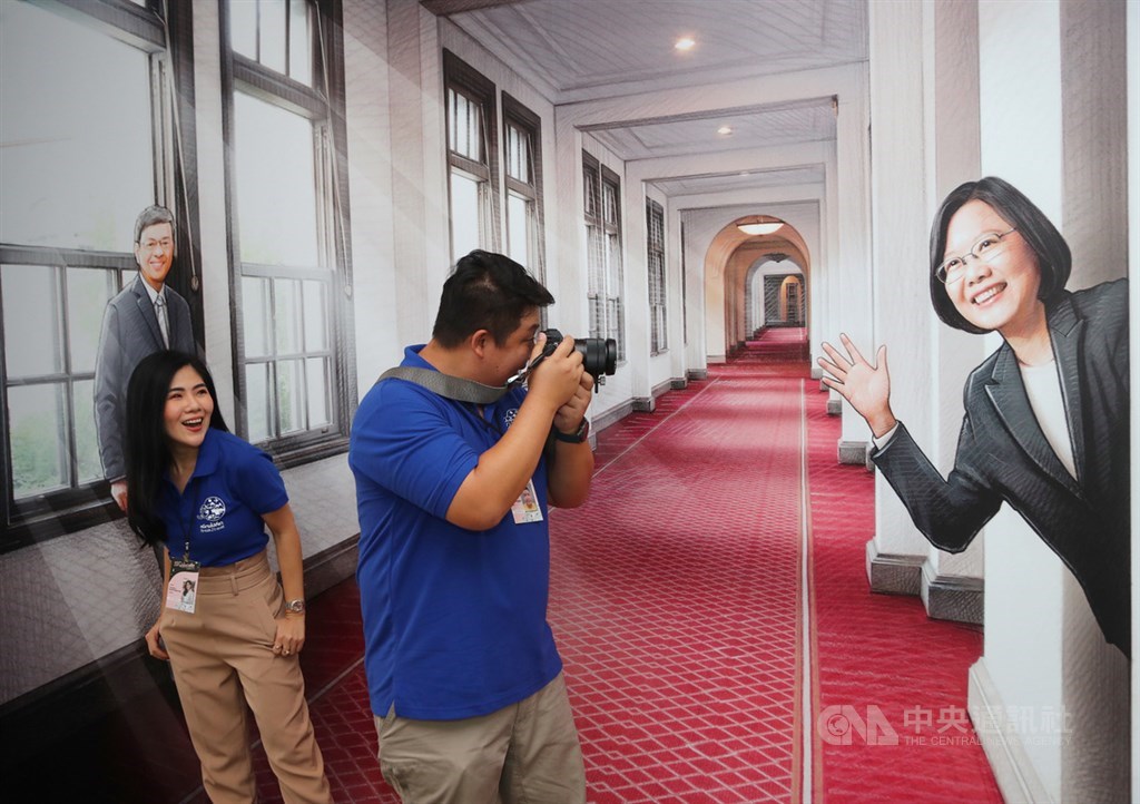 來自泰國的旅遊部落客Varaporn Rasmeekajorndej(左)、Kanisorn Pringthongfoo(右),參加由中華文化總會、交通部觀光局舉辦的「來去總統府住一晚」體驗活動,與總統蔡英文的人形看板逗趣互動。中央社記者王騰毅攝 108年11月21日