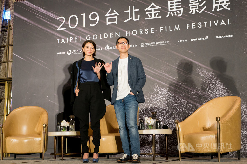 電影「夕霧花園」導演林書宇(右)、女主角李心潔(左)21日下午在台北出席金馬影展閉幕片記者會。兩人受訪時扮起評審,為彼此點評此次入圍第56屆金馬獎最大的優勢。中央社記者洪健倫攝 108年11月21日