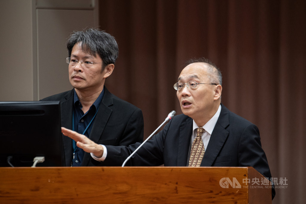 國立故宮博物院院長吳密察(右)與國立故宮博物院南部院區處長彭子程(左),21日在立法院教育委員會就故宮文物藝術發展基金附屬單位預算案及年度規劃回應表示,目前故宮正在規劃明年數位發展合作,未來將加速館藏數位化。中央社記者林俊耀攝 108年11月21日