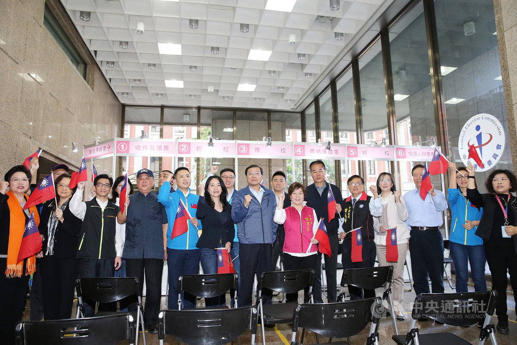 國民黨不分區立委提名人21日共同前往中選會進行登記,排名第一的曾銘宗(前左7)率領大家呼口號加油造勢。中央社記者郭日曉攝 108年11月21日