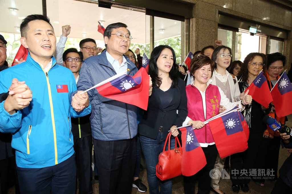 國民黨不分區立委提名人21日共同前往中選會進行登記,排名第一的曾銘宗(前左2)率領大家手持國旗呼口號加油造勢。中央社記者郭日曉攝 108年11月21日