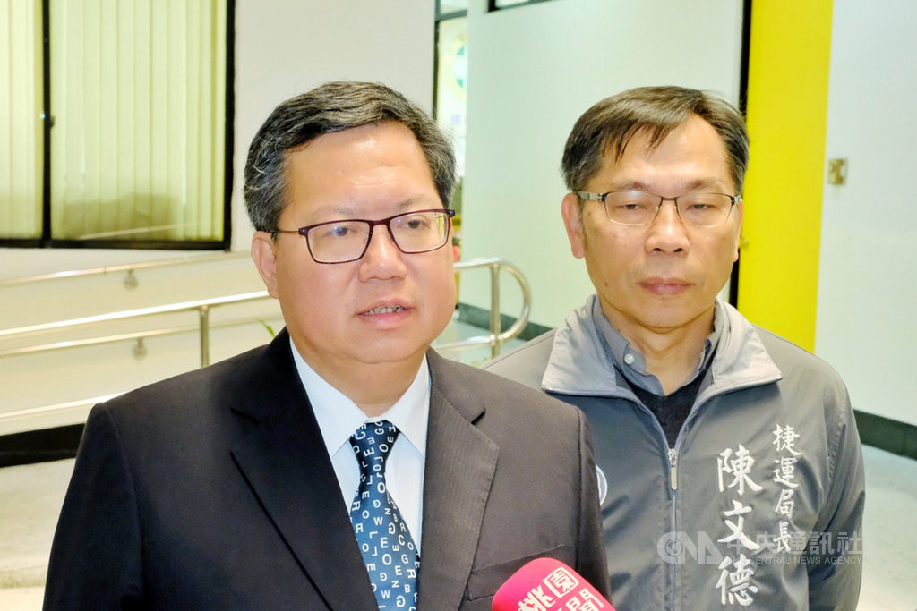 媒體報導,15日剛通過綜合規畫案的桃園鐵路地下化計畫,擔任審查委員的張勝雄直言是「錢坑」;桃園市長鄭文燦(左)21日回應,張勝雄不了解桃園,如果從頭到尾反對桃園建設,那才是對不起桃園;事實上,台北市與高雄市鐵路地下化成本都比桃園多。中央社記者吳睿騏桃園攝 108年11月21日