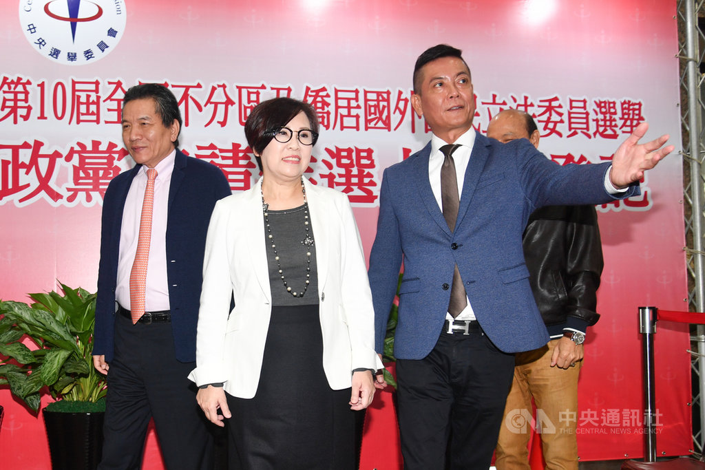 親民黨副總統參選人余湘(左2)21日前往中選會,登記22位不分區立委參選人。中央社記者林俊耀攝 108年11月21日