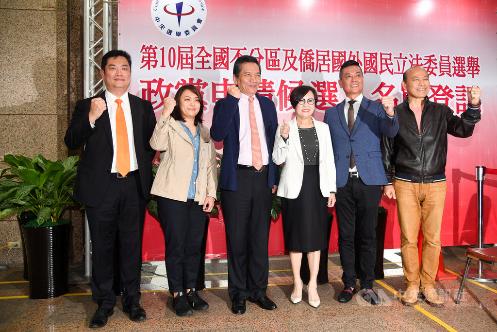 親民黨副總統參選人余湘(右3)21日率領不分區立委提名人游文人(左起)、陳怡潔、李鴻鈞、李海同(右起)和張碩文,前往中選會完成不分區立委名單登記。中央社記者林俊耀攝 108年11月21日