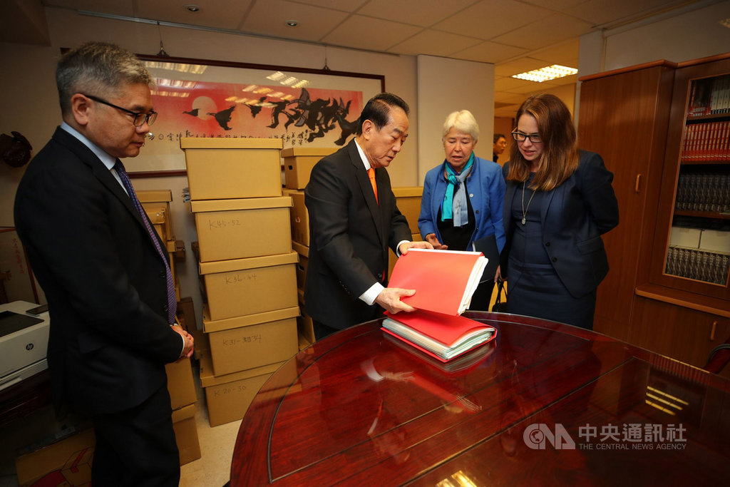 親民黨總統參選人宋楚瑜(左2)和加州大學柏克萊分校簽約,提供2萬筆民主化轉型參與資料。(親民黨提供)中央社記者郭建伸傳真 108年11月21日