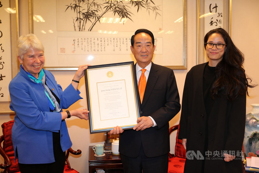 加州大學柏克萊分校校長卡洛.克里斯特(Carol T. Christ)(左)頒發十大東亞傑出校友榮譽證給親民黨總統參選人宋楚瑜(中)。(親民黨提供)中央社記者郭建伸傳真 108年11月21日