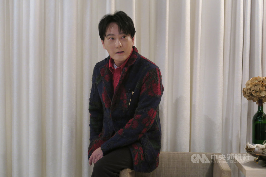 歌手張信哲今年9月受瑞典音樂製作人邀請前往音樂創作營,打造新歌「慢慢走」,張信哲21日受訪表示,2週內從無到有完成2首歌曲,其實感到不小壓力,但很滿意這次的作品。中央社記者陳政偉攝 108年11月21日