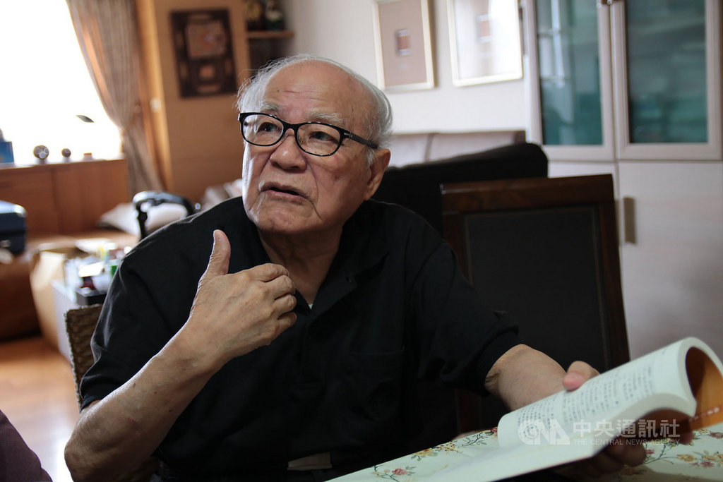 二二八事件中,台中民軍二七部隊突擊隊長陳明忠(圖)曾率隊抵抗國民政府,他被當政治犯遭逮捕2次、坐牢22年,21日在中國上海病逝,享壽90歲。(台中市新文化協會提供)中央社記者蘇木春傳真 108年11月21日