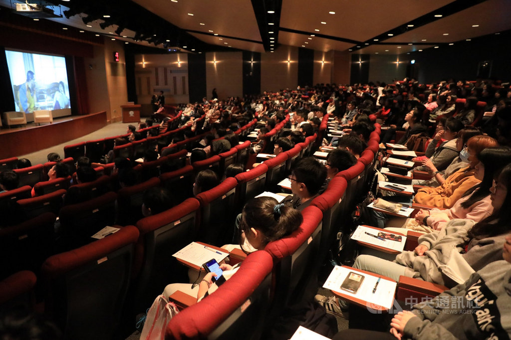 輔仁大學醫學院20日安排300多名醫學院新生觀看紀錄片「那個靜默的陽光午後」,大體老師的故事令人動容,也讓學生重新認識生命教育。(輔大公共事務室提供)中央社記者王鴻國傳真 108年11月21日
