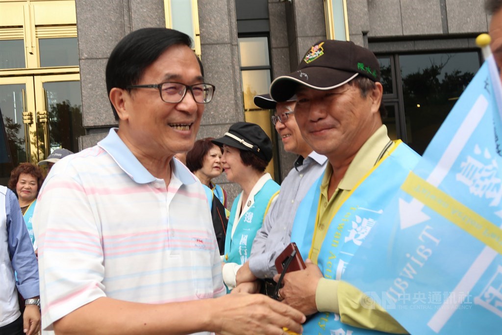 前總統陳水扁(左)20日簽署同意列一邊一國行動黨的不分區立委參選人,並在寓所大樓外和志工及支持者見面,與他們握手致意,鼓勵大家一起努力。中央社記者王淑芬攝 108年11月20日