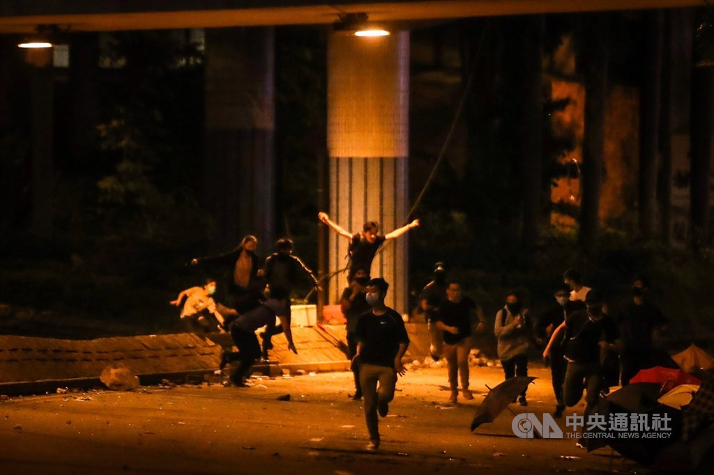 香港警方自18日起包圍香港理工大學校園,與反送中示威者對峙,更在周邊設立防線;19日晚間有部分示威者意圖闖越封鎖線,警方發現後隨即展開追捕。中央社記者吳家昇攝 108年11月19日