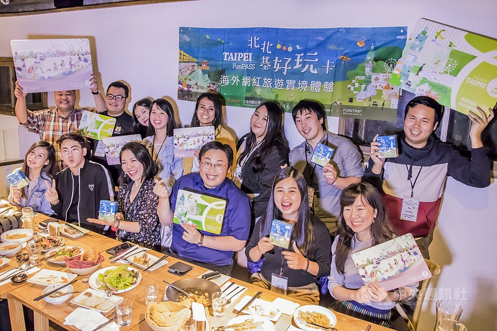 為擴大北北基好玩卡海外市場,台北市觀光傳播局邀請海外網紅實際體驗,局長劉奕霆(前右3)21日與海外網紅們餐敘,並現場與網紅們「比手畫腳」介紹台北好吃好玩景點,現場笑聲不斷。(台北市觀傳局提供)中央社記者陳怡璇傳真 108年11月21日