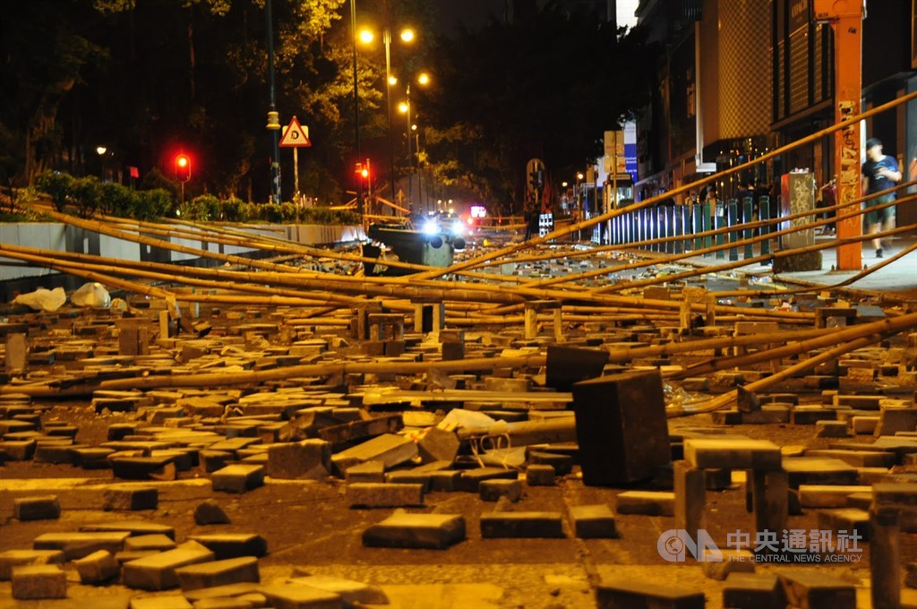 18日深夜,示威者在九龍各地堵路,試圖分散警力,讓受困理工大學的民眾脫逃。圖為示威者在尖沙咀彌敦道上架設路障。中央社記者沈朋達香港攝 108年11月19日