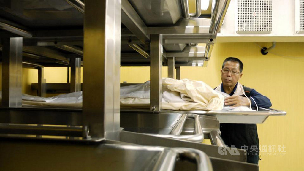 輔仁大學醫學院20日安排300多名醫學院新生觀看紀錄片「那個靜默的陽光午後」,片中可看到大體老師的先生林惠宗常去探望亡妻,靜默中有愛。(舊視界文化藝術有限公司提供)中央社記者王鴻國傳真 108年11月21日