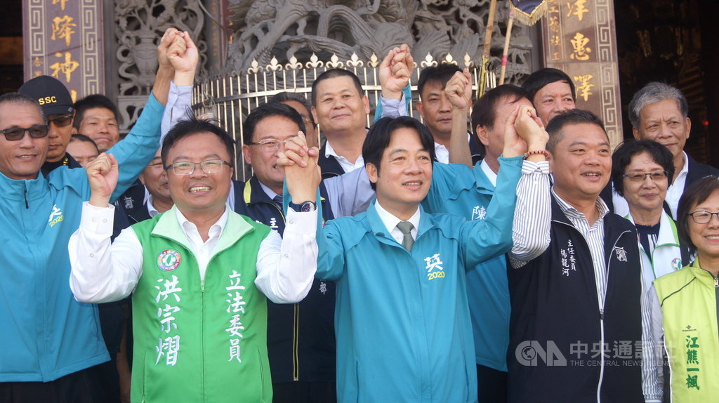 民進黨副總統參選人賴清德(前排中)21日前往彰化,陪同黨籍立委參選人洪宗熠(前排左)到埤頭鄉合興宮參拜並站台,眾人高呼口號,營造勝選氣勢。中央社記者吳哲豪彰化攝 108年11月21日