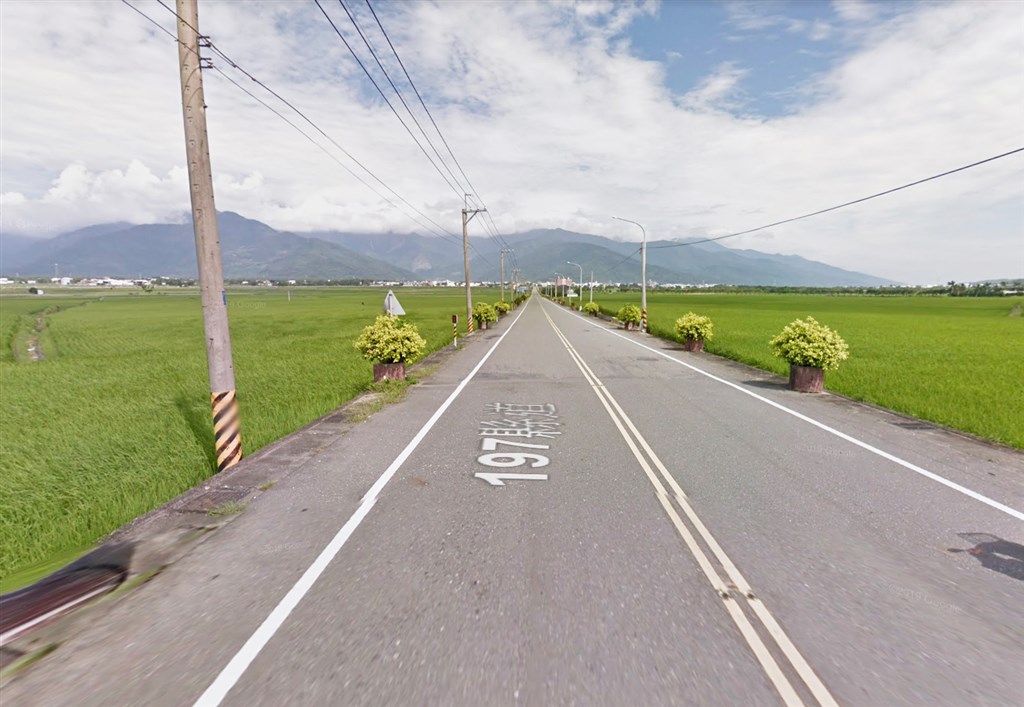 台東197縣道在池上鄉一處路段筆直,鄉公所近日完成電線桿地下化工程。圖為2016年9月尚有電線桿的路景。(圖取自Google地圖網頁google.com/maps)