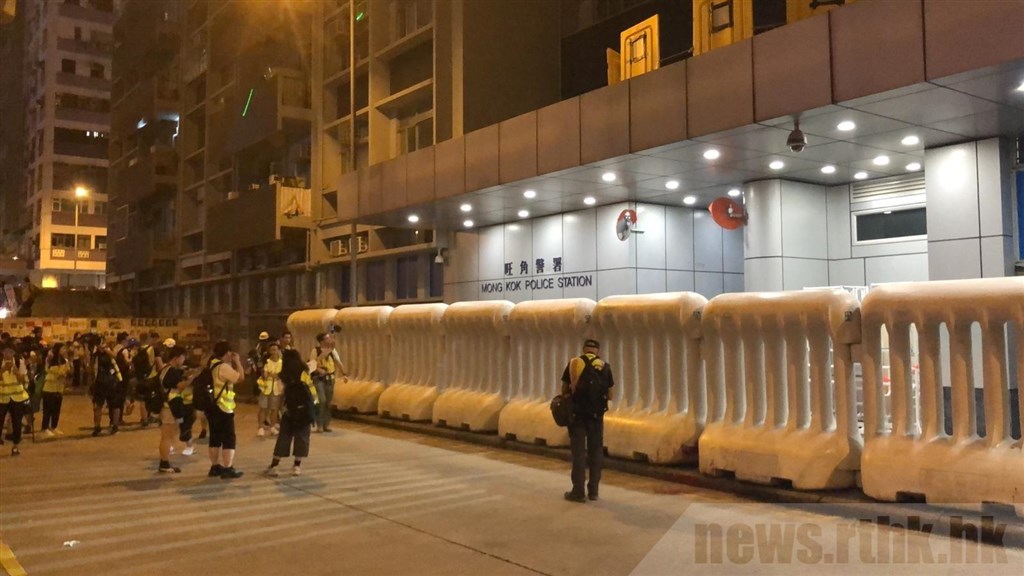據報導,香港一名12歲少年涉嫌以黑色噴漆損毀旺角警署及地鐵太子站出口外牆,被當局起訴兩項刑事損毀罪,成為「反送中」運動最年輕被告。圖為旺角警署。(示意圖/圖取自香港電台網頁rthk.hk)