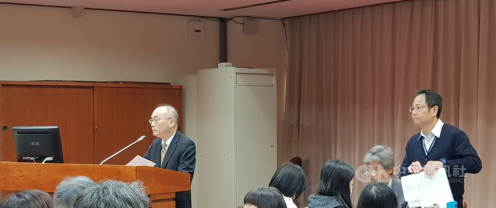 立委蔣乃辛21日質詢故宮時指出,故宮北院附設商店及網路商城委外廠商「時藝多媒體」營運績效連年下降,且廠商今天還列席,故宮院長吳密察(左)表示不知情,會對此究責。故宮文創行銷處副處長王耀鋒(右)表示,廠商是他邀請,希望能即時提供相關資訊。中央社記者鄭景雯攝 108年11月21日