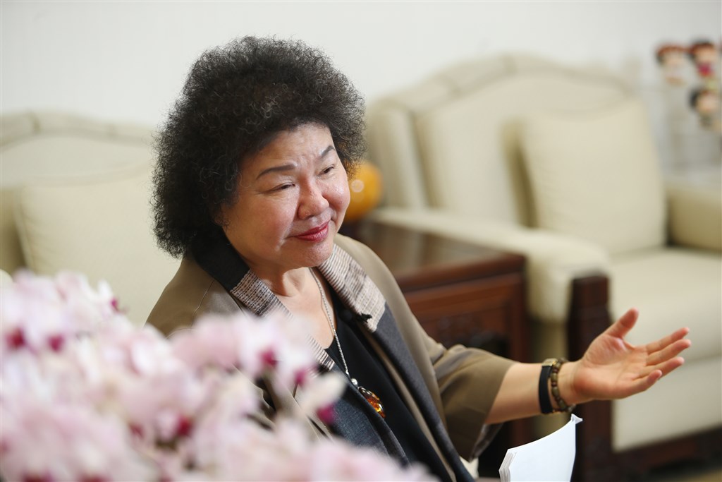 網傳總統府秘書長陳菊「貪污至少500億」等假訊息,調查局21日表示,經溯源發現訊息最早於4月9日刊載於香港鳳凰新聞社網站,提醒民眾勿未經查證任意轉傳訊息。(中央社檔案照片)
