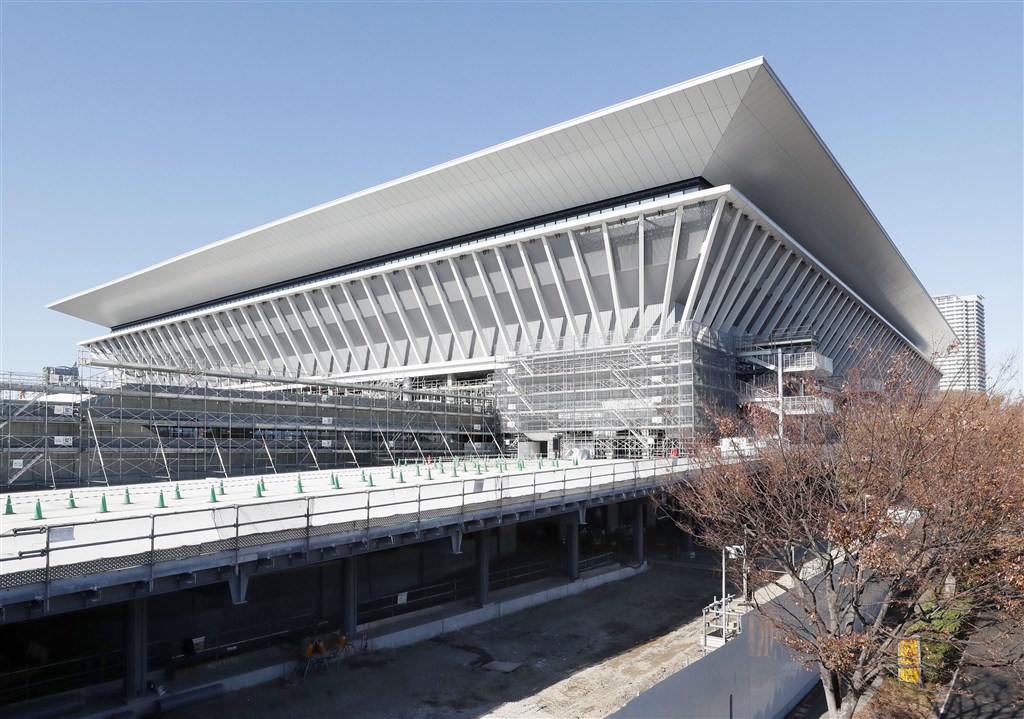 2020年東京奧運暨帕運籌辦單位21日為耗資5.23億美元(台幣逾160億元)興建的游泳、跳水及水上芭蕾場館揭幕,可容納1萬5000名觀眾。(共同社提供)