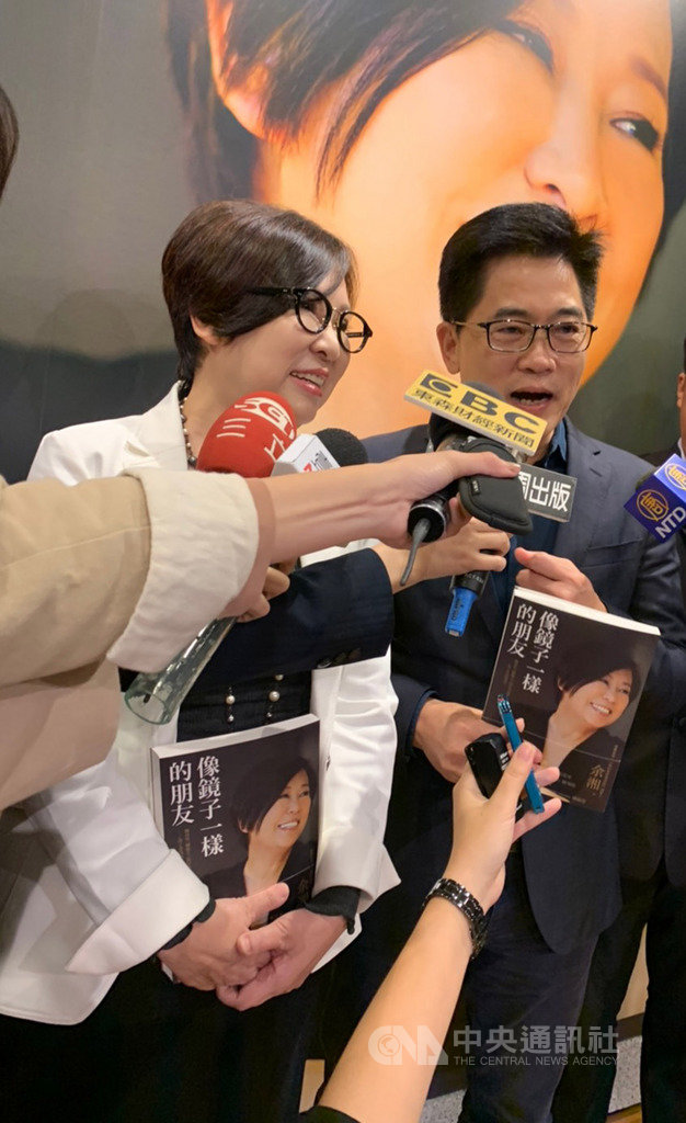 台東縣前縣長黃健庭(右)21日出席親民黨副總統參選人余湘(左)新書發表會,自嘲是參選副手未遂。中央社記者郭建伸攝 108年11月21日