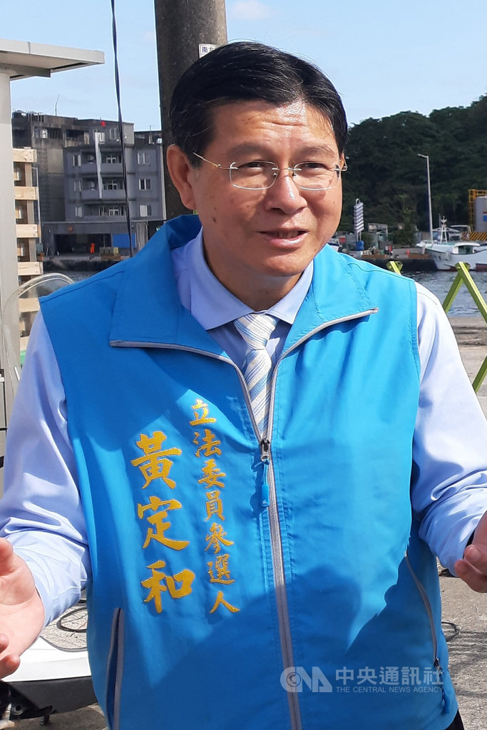 國民黨籍前宜蘭市長黃定和9月宣布以無黨籍身分參選宜蘭立委。國民黨宜蘭縣黨部21日表示,黃定和違紀參選,決議開除黨籍。對此黃定和表示,早已表明退黨,被開除黨籍也無所謂。圖為黃定和11月16日訪問地方行程。中央社記者沈如峰宜蘭攝 108年11月21日