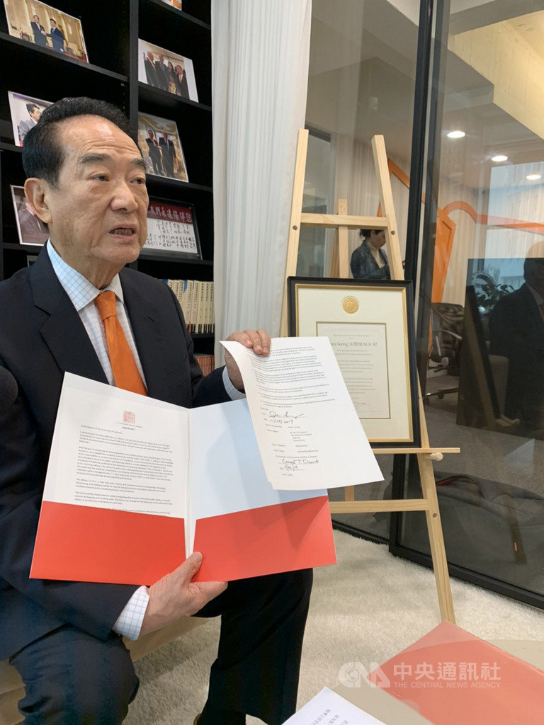 親民黨總統參選人宋楚瑜和加州大學柏克萊分校簽約,21日受訪時也秀出簽約資料,將提供2萬筆民主化檔案。中央社記者郭建伸攝 108年11月21日